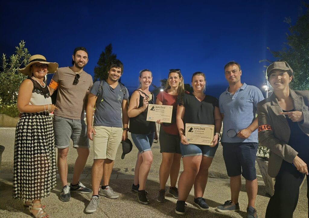 groupe de personne à l'extérieur qui sourient avec un diplôme d'enquêteur