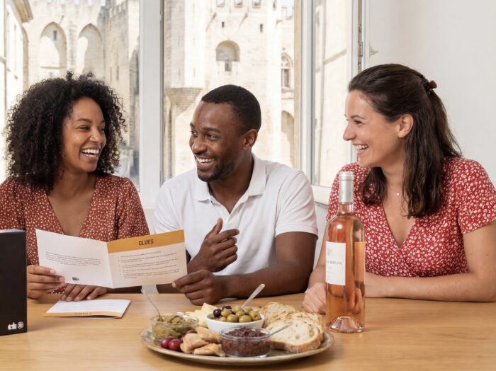 2 femmes et un homme qui rigolent autour d'un apéritif